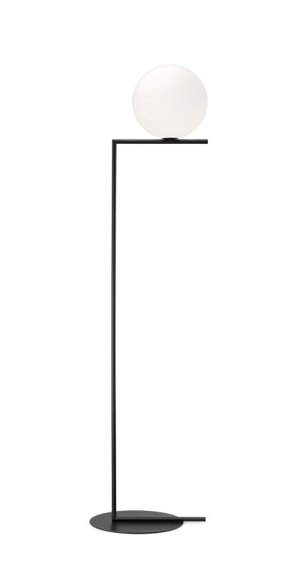 IC Lights Stehleuchte von Flos mit schwarzem Gestell und weißem Opalglas-Diffusor.